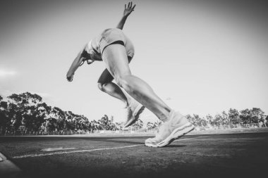 Kadın fitness modeli ve parça atlet tartan yapılan bir atletizm yolda Sprint