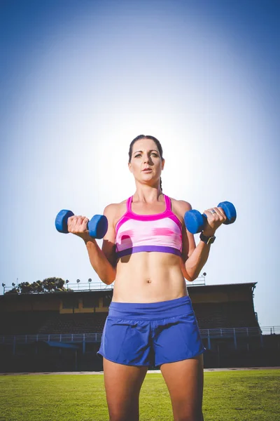 Modelo Fitness Femenino Haciendo Ejercicio Aire Libre Estadio Deportivo Día — Foto de Stock