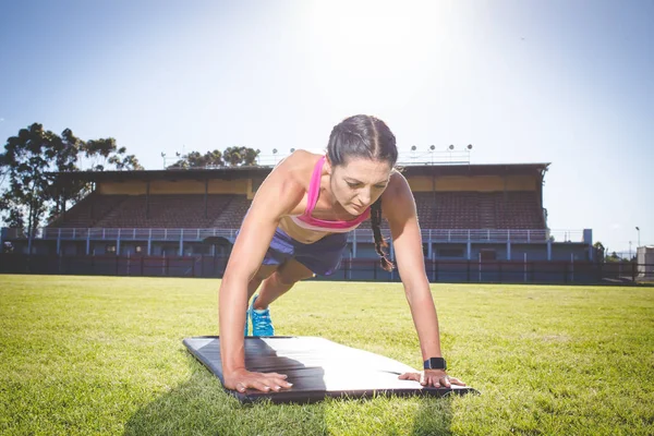 Modelo Fitness Femenino Haciendo Ejercicio Aire Libre Estadio Deportivo Día — Foto de Stock