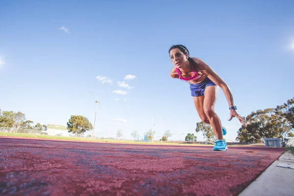 Fitnessmodel Und Leichtathletin Sprinten Auf Einer Leichtathletikbahn Aus Tartan — Stockfoto