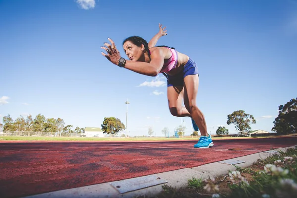 Fitnessmodel Und Leichtathletin Sprinten Auf Einer Leichtathletikbahn Aus Tartan — Stockfoto