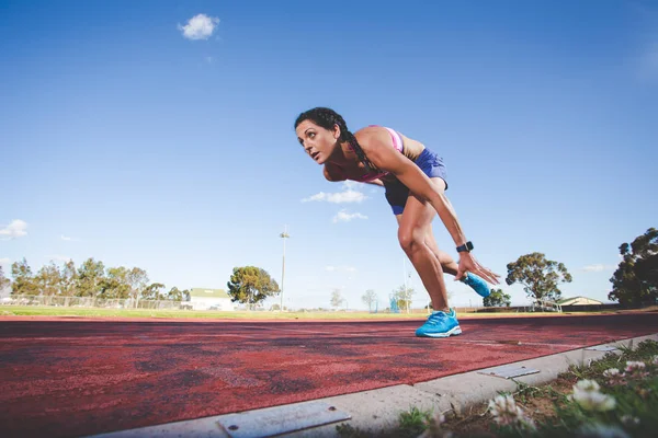 Fitnessmodel Und Leichtathletin Sprinten Auf Einer Leichtathletikbahn Aus Tartan — Stockfoto