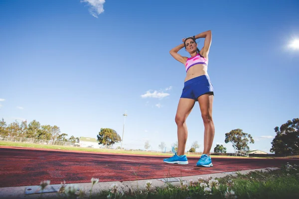 Modelo Fitness Femenino Atleta Pista Una Pista Atletismo Hecha Tartán — Foto de Stock