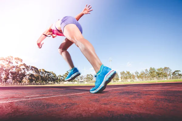 Modelo Fitness Feminino Faixa Atleta Sprinting Uma Pista Atletismo Feita — Fotografia de Stock