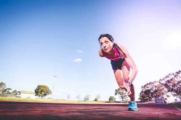 Modelo Fitness Femenino Atleta Pista Corriendo Una Pista Atletismo Hecha —  Fotos de Stock