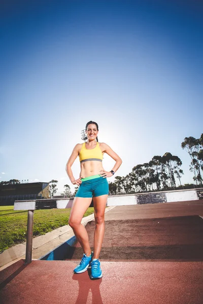 Fitnessmodel Und Leichtathletin Auf Einer Leichtathletikbahn Aus Tartan — Stockfoto