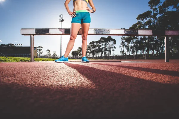 Modelo Fitness Femenino Atleta Pista Una Pista Atletismo Hecha Tartán —  Fotos de Stock