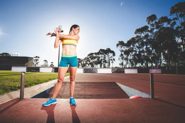 Modelo Fitness Feminino Atleta Pista Uma Pista Atletismo Feita Tartan — Fotografia de Stock