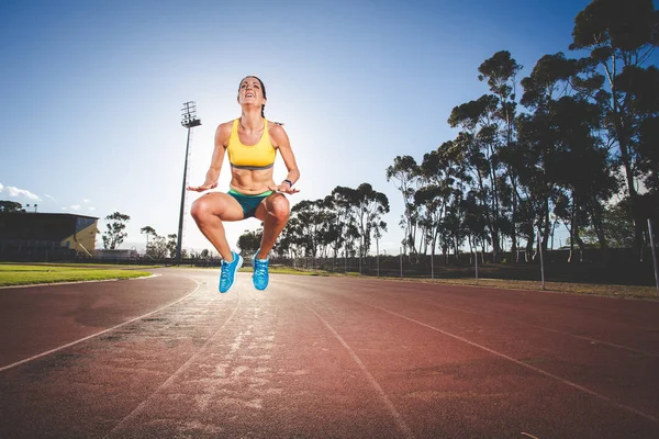 Modelo Fitness Femenino Atleta Pista Una Pista Atletismo Hecha Tartán —  Fotos de Stock