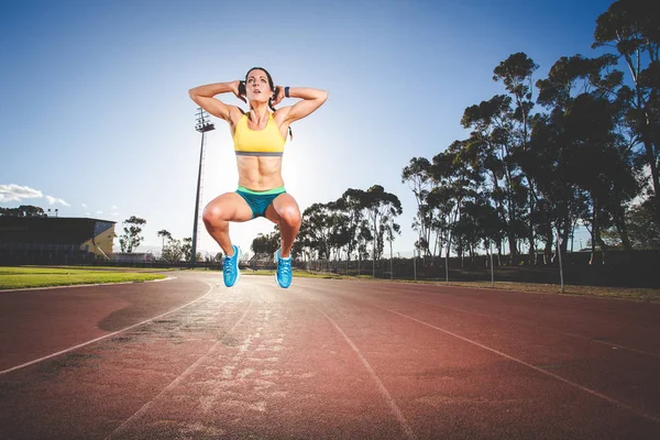 Modelo Fitness Femenino Atleta Pista Una Pista Atletismo Hecha Tartán — Foto de Stock