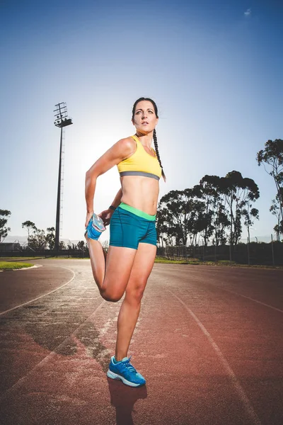 Modelo Fitness Feminino Atleta Pista Uma Pista Atletismo Feita Tartan — Fotografia de Stock