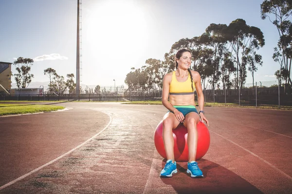 明るい晴れた日のスポーツ スタジアムでの外練習をやって女性フィットネス モデル — ストック写真