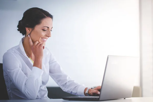 Mooie Brunette Vrouwelijke Zakenvrouw Bezig Met Haar Laptop Haar Kantoor — Stockfoto