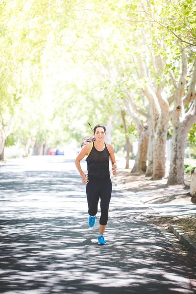 Hermosa Morena Modelo Fitness Femenino Corriendo Afuera Frondoso Verde Suburbio — Foto de Stock