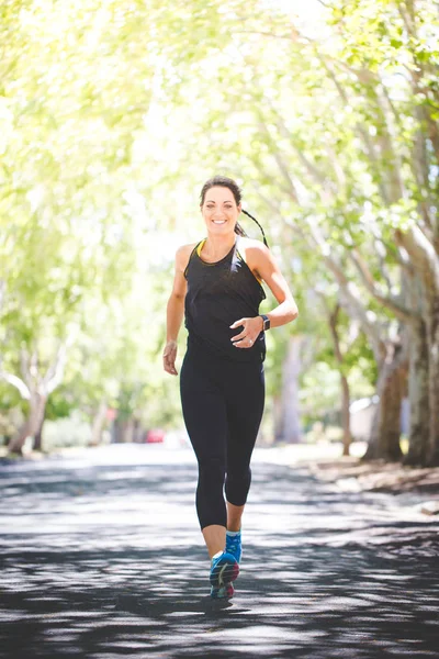 Hermosa Morena Modelo Fitness Femenino Corriendo Afuera Frondoso Verde Suburbio — Foto de Stock