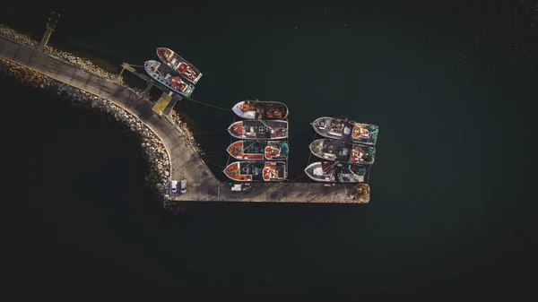 낚시 배는 항구에 있는 닻에 누워 — 스톡 사진