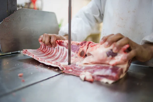 Lammrippen werden in einer Metzgerei gesägt — Stockfoto