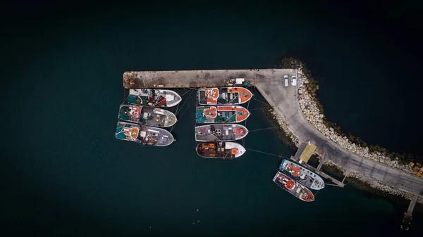 Рибальські судна, що лежать на якорі в гавані — стокове фото