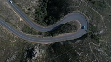 mavi gökyüzü arka plan üzerinde rocky Dağları'nda yolun havadan görünümü