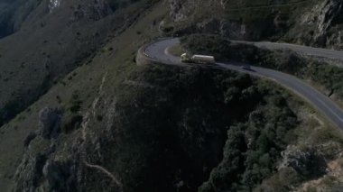 mavi gökyüzü arka plan üzerinde rocky Dağları'nda yolun havadan görünümü