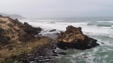 rocky Dağları ile deniz kenarındaki güzel havadan görünümü 