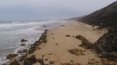 rocky Dağları ile güzel kumlu Seaside havadan görünümü 