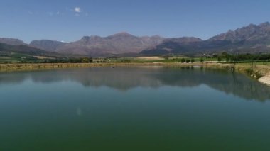 gökyüzü arka plan üzerinde mavi göl ve rocky Dağları havadan görünümü