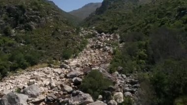 günbatımı zamanı içinde kurumuş nehir ile rocky Dağları'nın havadan görünümü