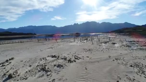 Flygfoto Blå Sjön Och Klippiga Bergen Himmel Bakgrund — Stockvideo