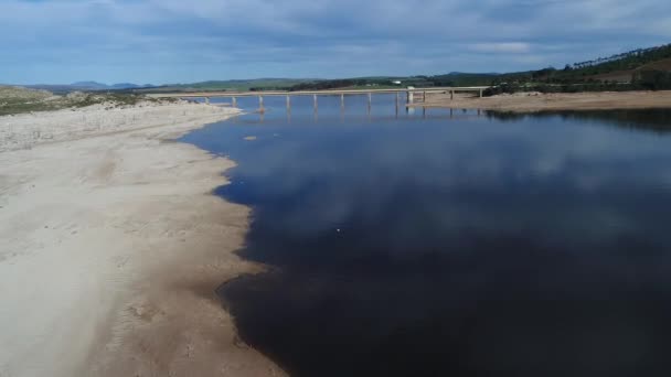 Vista Aerea Bella Spiaggia Sabbiosa Con Montagne Rocciose — Video Stock