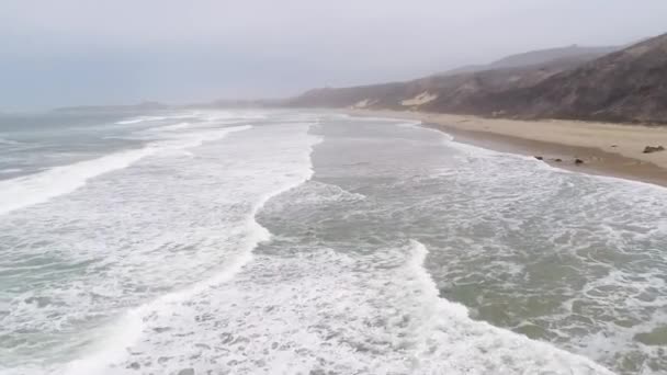 Vista Aérea Hermosa Playa Arena Con Montañas Rocosas — Vídeos de Stock