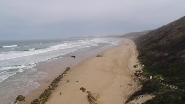 Vista Aérea Belo Litoral Arenoso Com Montanhas Rochosas — Vídeo de Stock