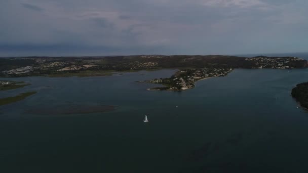 Vista Aérea Ciudad Portuaria Con Hermosas Montañas Costeras Rocosas — Vídeo de stock