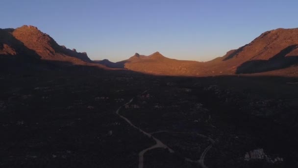 Flygfoto Över Klippiga Bergen Solnedgång — Stockvideo