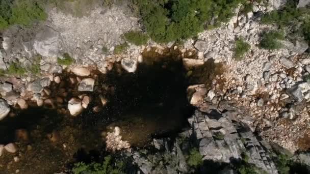 Vista Aérea Montanhas Rochosas Com Rio Horário Pôr Sol — Vídeo de Stock