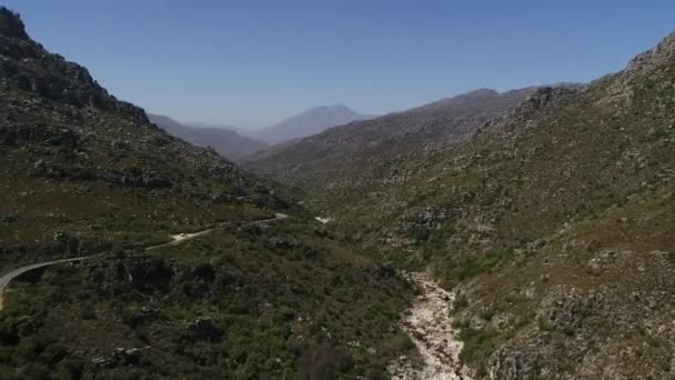 Vista Aérea Montañas Rocosas Con Río Seco Tiempo Puesta Del — Vídeo de stock