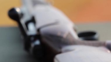 Bir ağır kalibre av tüfeği yakın çekim video