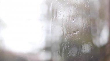 Yağmur damlaları ve su pencere camına closeup video