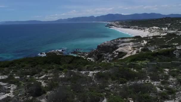 Flygfoto Över Vackra Kuststaden Med Klippiga Bergen — Stockvideo