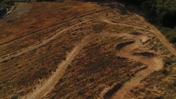 Vista Aérea Passeio Ciclista Estrada Seca Prado Hora Pôr Sol — Vídeo de Stock