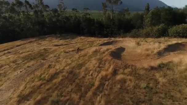 Vista Aérea Passeio Ciclista Estrada Seca Prado Hora Pôr Sol — Vídeo de Stock