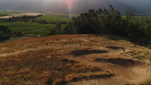 Vista Aérea Passeio Ciclista Estrada Seca Prado Hora Pôr Sol — Vídeo de Stock