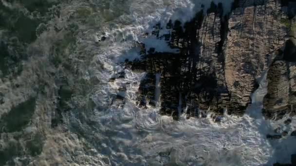 Воздушный Вид Красивое Море Скалистыми Горами — стоковое видео