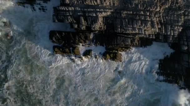 Vue Aérienne Beau Bord Mer Avec Des Montagnes Rocheuses — Video