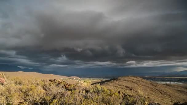 Luftaufnahme Von Felsigen Bergen Mit Regnerischen Grauen Wolken Himmel — Stockvideo