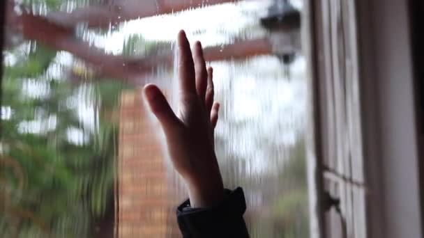 Крупный План Детской Руки Капельками Дождя Оконном Стекле — стоковое видео