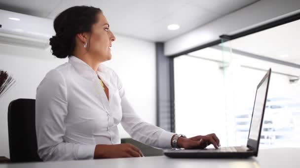 Joven Morena Mujer Negocios Trabajando Dispositivo Inteligente Sala Juntas — Vídeo de stock