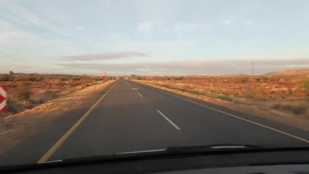 車南アフリカ共和国の北ケープでの高速道路に沿って運転 — ストック動画