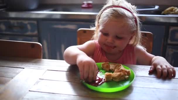 Videofilmer Småbarn Flicka Äta Grillad Ostsmörgås Med Ketchup — Stockvideo