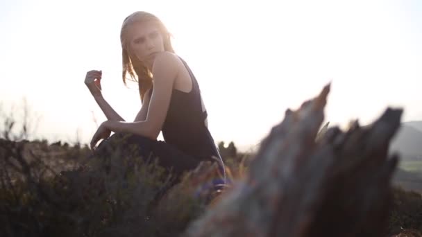 南アフリカ共和国の旅行中山ビューでアウトドアを楽しむ美しい金髪女性モデル — ストック動画